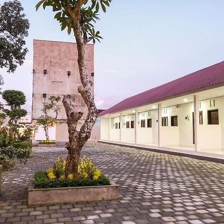 Oyo 3716 Dijobi Hotel Sempidi ภายนอก รูปภาพ