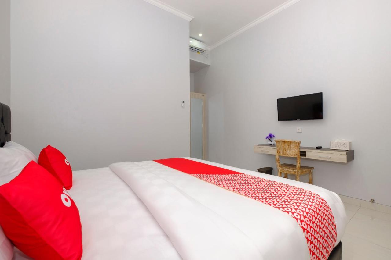Oyo 3716 Dijobi Hotel Sempidi ภายนอก รูปภาพ